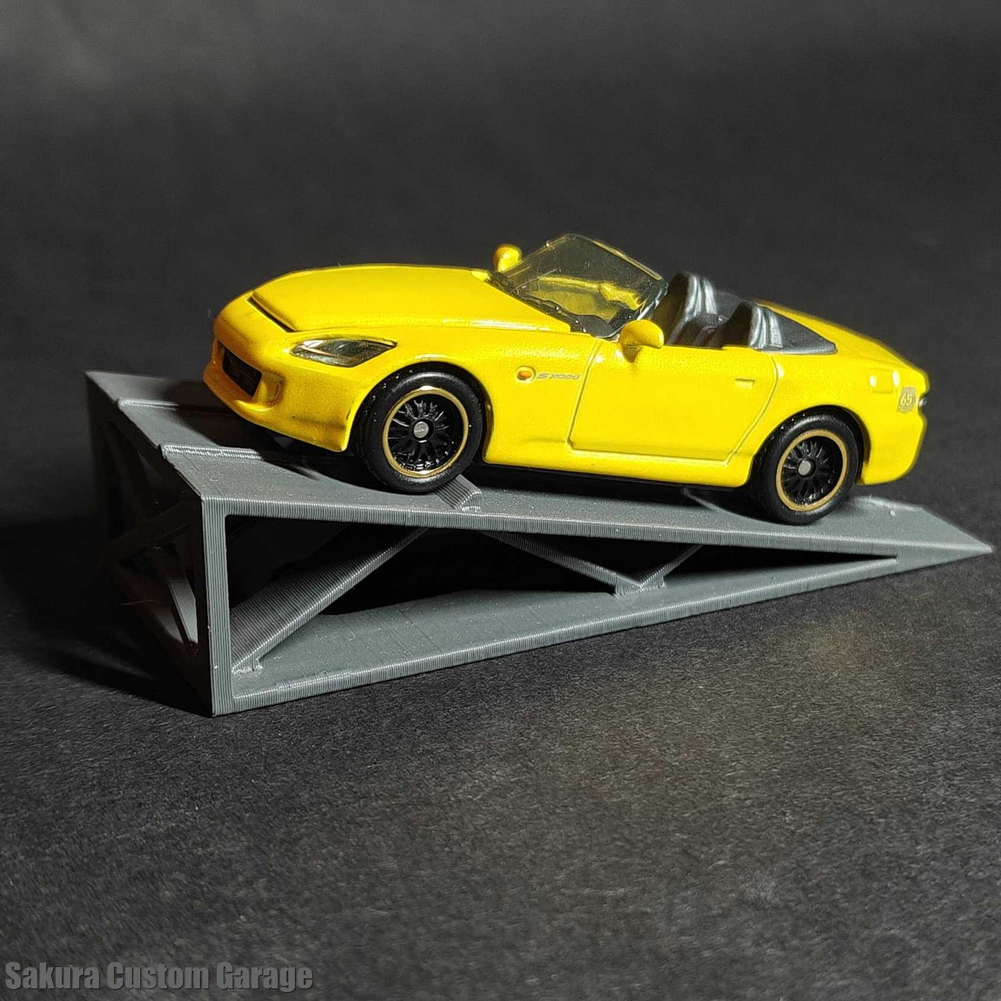 SCG 1/64 Displays - Car Ramp  - Version 2 (Dark grey)